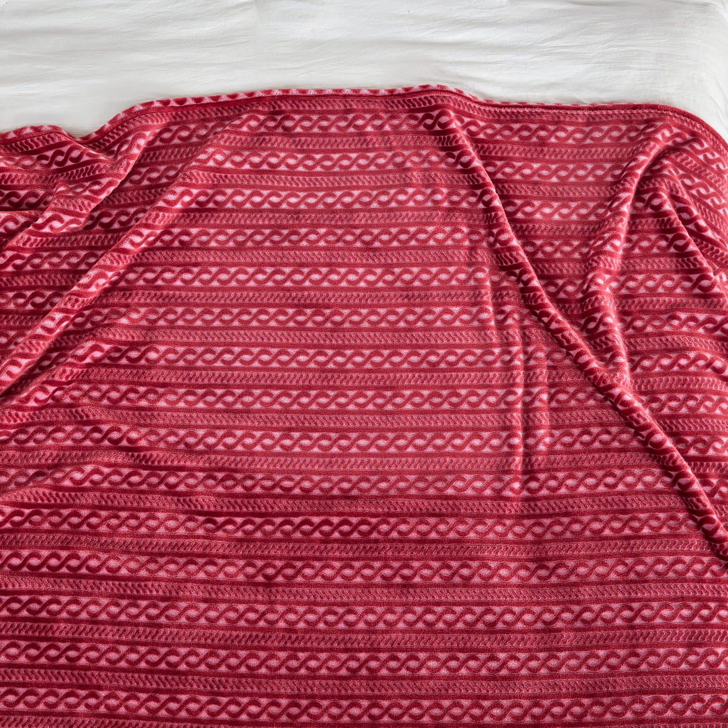 Serenhom Extra Large Soft Cozy 120x120 Inches Seamless Oversized King Fleece Blanket - Huge 3D Jacquard Decorative 10'x10' California King Blanket for Bed, Sofa, Couch, Travel, Red Chain