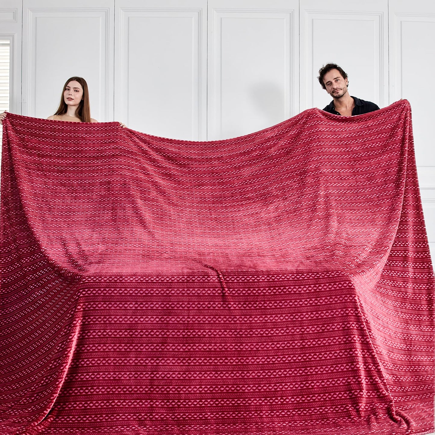 Serenhom Extra Large Soft Cozy 120x120 Inches Seamless Oversized King Fleece Blanket - Huge 3D Jacquard Decorative 10'x10' California King Blanket for Bed, Sofa, Couch, Travel, Red Chain