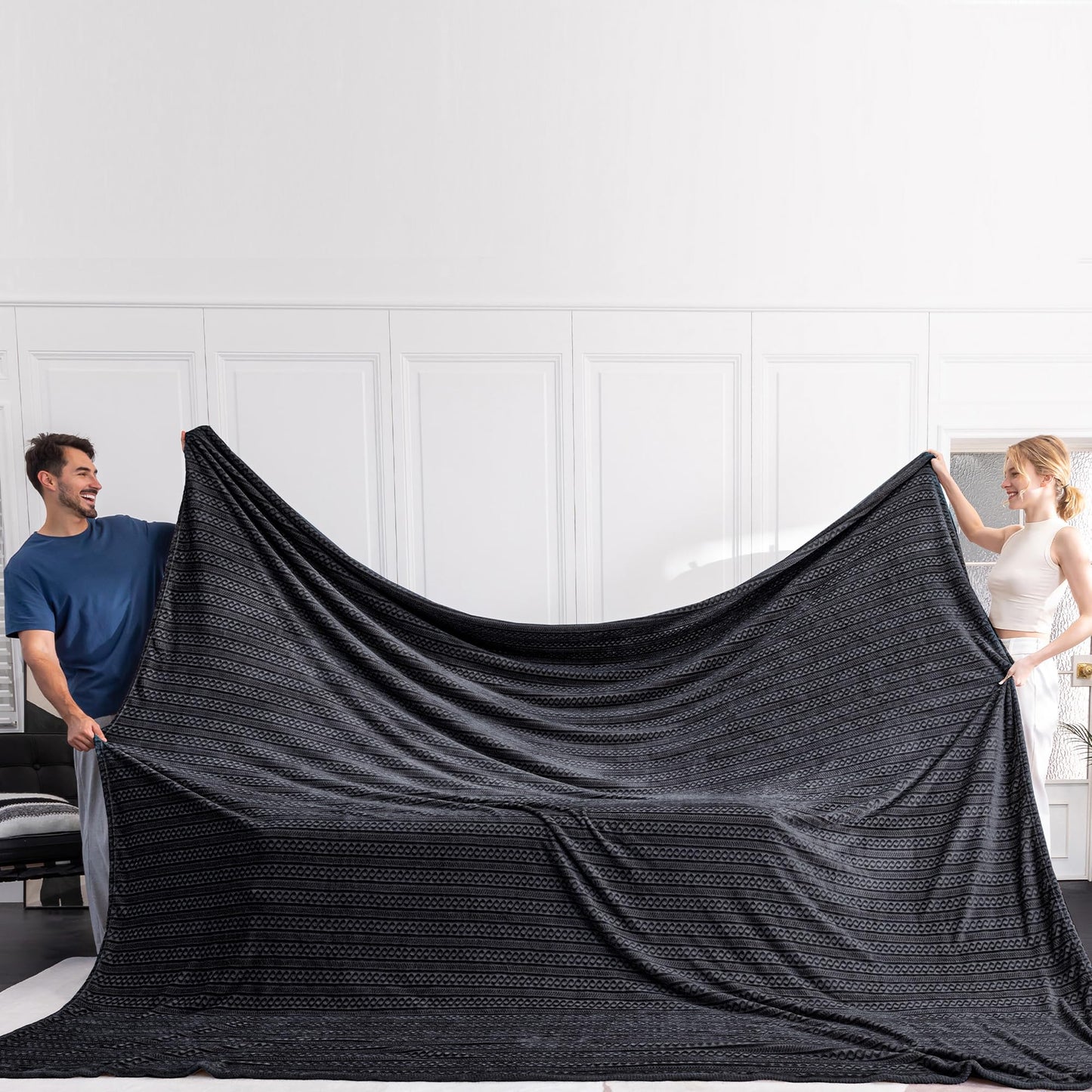 Serenhom Soft Cozy 120x120 Inches Seamless Oversized King Fleece Blanket, 3D Jacquard Decorative Giant 10'x10' California King Blanket Extra Large for Bed, Sofa, Couch, Travel, Travel, Black Chain