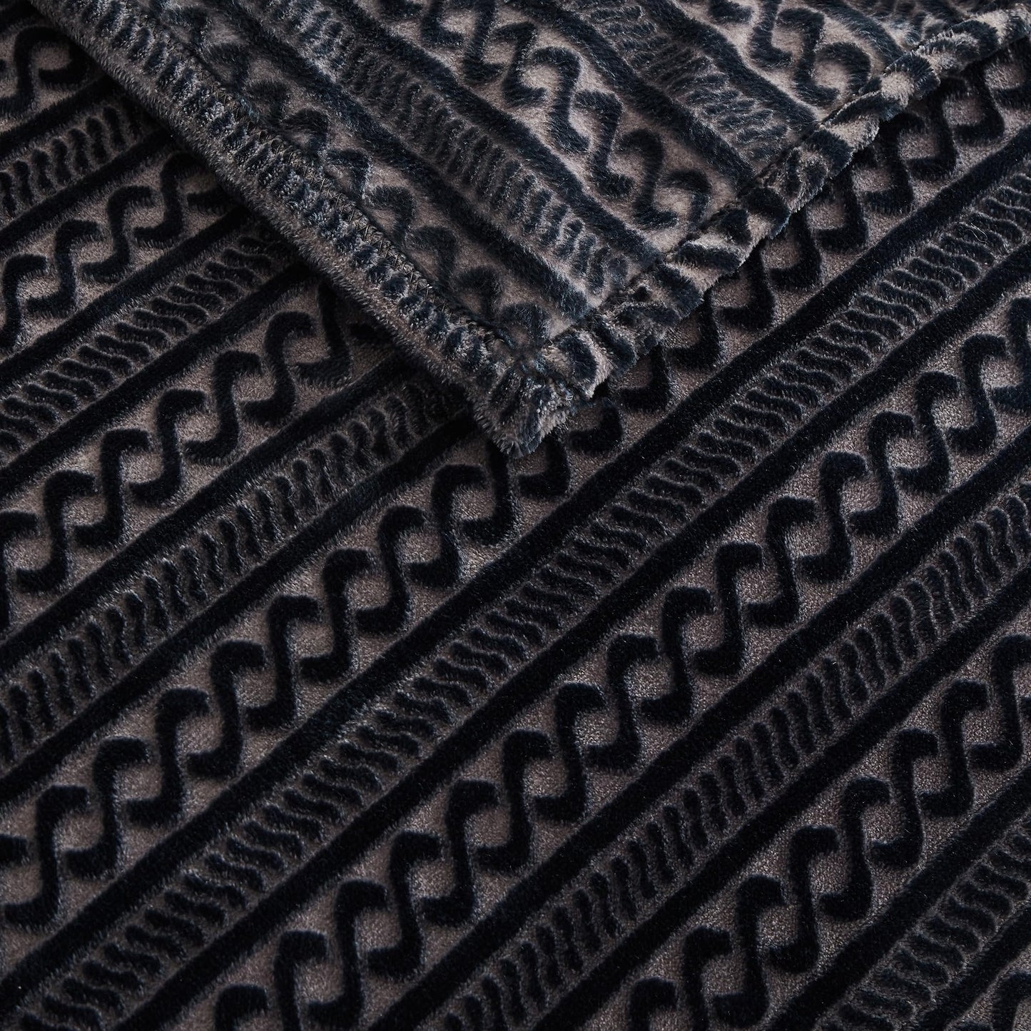 Serenhom Soft Cozy 120x120 Inches Seamless Oversized King Fleece Blanket, 3D Jacquard Decorative Giant 10'x10' California King Blanket Extra Large for Bed, Sofa, Couch, Travel, Travel, Black Chain