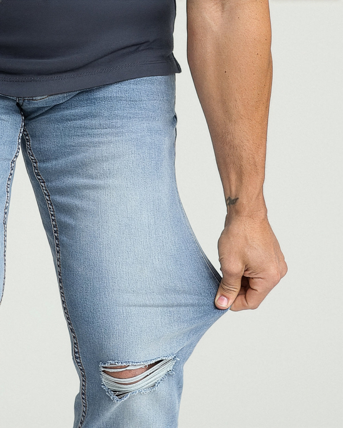 The Perfect Jean Athletic Fit - Ice - Light Tint (Ripped)